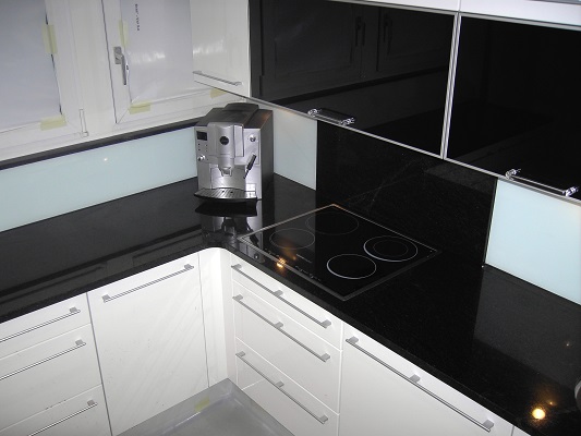 Küchenplatte aus schwarzem Granit mit Unterbau Waschbecken Küchenabdeckung Granitarbeitsplatte Granitplatte Steinplatte Küchenarbeitsplatte