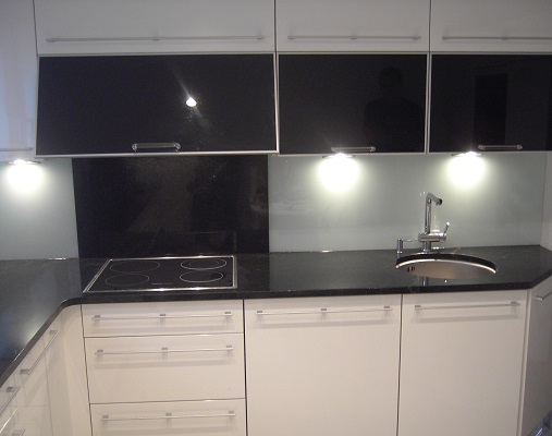 Küche mit Steinplatte aus dunklem Granit mit Unterbau Waschbecken mit Glas-Rückwand und Stein-Rückwand Küchenabdeckung Granitarbeitsplatte Granitplatte Steinplatte Küchenplatte Küchenarbeitsplatte