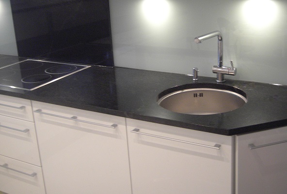 Steinplatte aus dunklem Granit mit Unterbau Waschbecken mit Glas-Rückwand und Stein-Rückwand Küchenabdeckung Granitarbeitsplatte Granitplatte Steinplatte Küchenplatte Küchenarbeitsplatte
