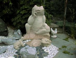 Frosch gemeiselt aus beigem frostbeständigem österreichischen Marmor - in Eigenproduktion hergestellt von Steinmetz Meister Brugger Karl-Heinz in Lustenau, Vorarlberg, Österreich