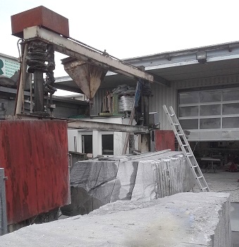 Hart-Sandstein Quarz-Sandstein Rohblock Tranchen Stein-Platten grau Schwarzachtobler Sandstein Seilsäge Fertigung
