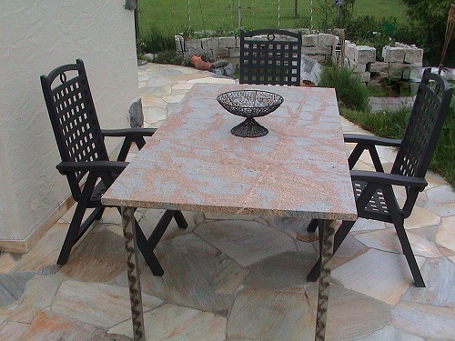 Steintisch Tisch aus Stein Granitplatte Gartentisch Garten Außenbereich Granit